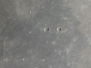 Uma bela dupla isolada no Mare IMBRIUM: HELICON & LE VERRIER em 04/MAR/2012; 21h42m.
