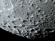 Uma clássica cratera de impacto do tipo complexo: MORETUS - fotografada em 11/04/2012, 03h04m.