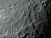 A grande escarpa curvilínea Rupes ALTAI em 11/04/2012, 03h12m.