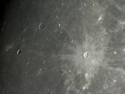 A jovem e proeminente cratera KEPLER.