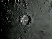 A jovem e destacada cratera COPERNICUS.