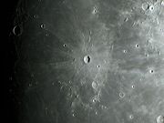 A cratera KEPLER e seu sistema de raios brilhantes.