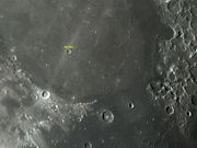 A maior (porém pequena) cratera no interior do MARE SERENITATIS.