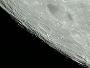 A grande cratera Schickard com piso amplo e zebrado.