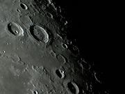 As destacadas crateras ATLAS e HERCULES.