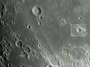 Hesiodus A: uma cratera com dois anéis concêntricos.