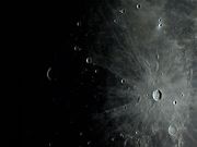 A jovem e destacada cratera KEPLER e seu sistema de raios brilhantes. 