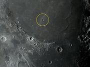 A maior (porém pequena) cratera no interior do Mare Serenitatis.