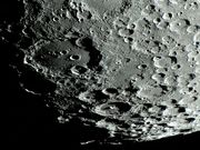 A enorme e destacada Cratera CLAVIUS em 27 junho 2023.