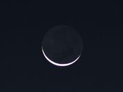 Lua Nova (3,4% de iluminação), no segundo dia, com luz cinérea.